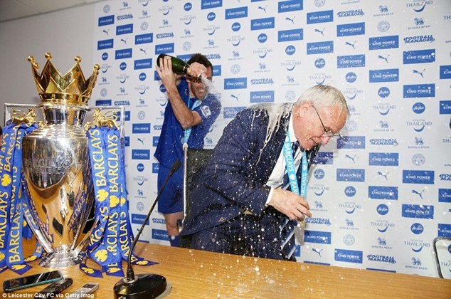 Ranieri tắm rượu sâm banh trong lễ mừng chiến thắng của Leicester ảnh 2 Ranieri tắm rượu sâm banh trong lễ mừng chiến thắng của Leicester ảnh 2