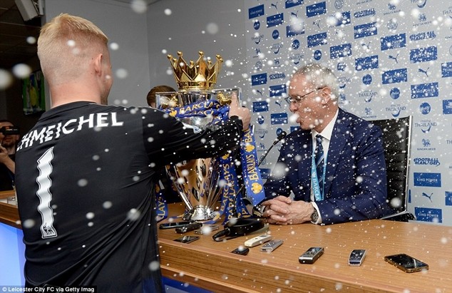 Ranieri tắm rượu sâm banh trong lễ mừng chiến thắng của Leicester ảnh 5 Ranieri tắm rượu sâm banh trong lễ mừng chiến thắng của Leicester ảnh 5