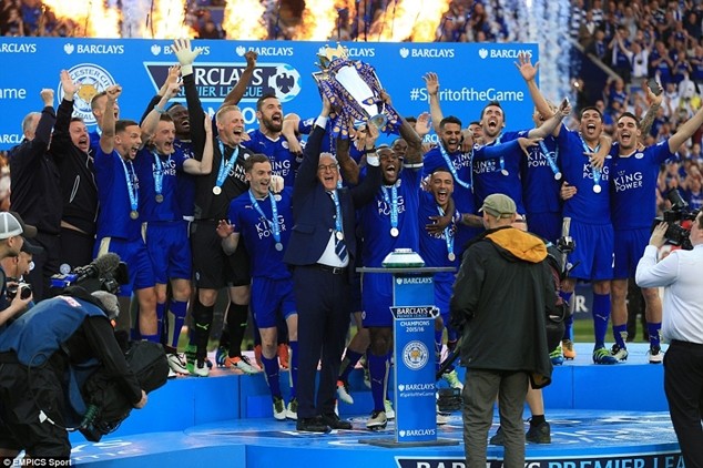 Ranieri tắm rượu sâm banh trong lễ mừng chiến thắng của Leicester ảnh 11 Ranieri tắm rượu sâm banh trong lễ mừng chiến thắng của Leicester ảnh 11