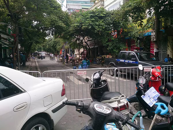 Phố Cửa Bắc vẫn bị phong tỏa sau vụ sập nhà 4 tầng khiến 2 người chết ảnh 1 Phố Cửa Bắc vẫn bị phong tỏa sau vụ sập nhà 4 tầng khiến 2 người chết ảnh 1