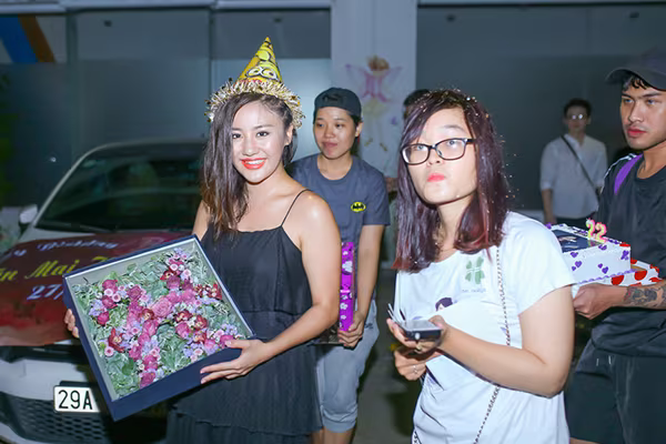 Văn Mai Hương bật khóc khi được fans tổ chức sinh nhật bất ngờ ảnh 7 Văn Mai Hương bật khóc khi được fans tổ chức sinh nhật bất ngờ ảnh 7