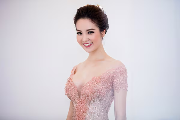 Hoa hậu Đỗ Mỹ Linh làm cô dâu lộng lẫy ảnh 8 Hoa hậu Đỗ Mỹ Linh làm cô dâu lộng lẫy ảnh 8