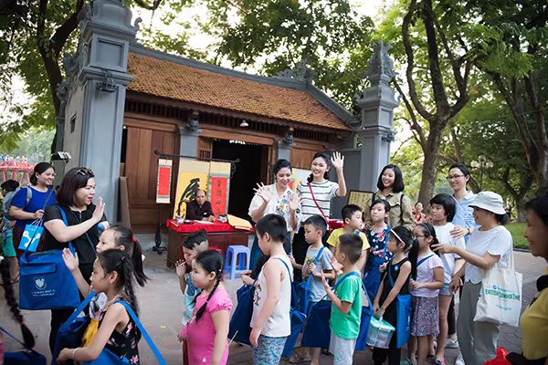 Hoa hậu Ngọc Hân, Á hậu Thanh Tú dạy vẽ cho trẻ em ảnh 2