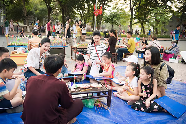 Hoa hậu Ngọc Hân, Á hậu Thanh Tú dạy vẽ cho trẻ em ảnh 3