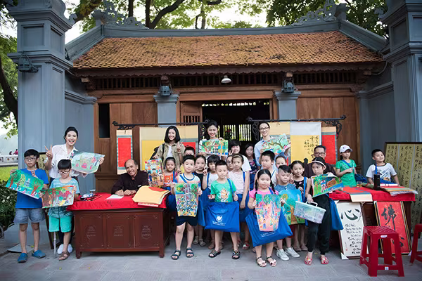 Hoa hậu Ngọc Hân, Á hậu Thanh Tú dạy vẽ cho trẻ em ảnh 9