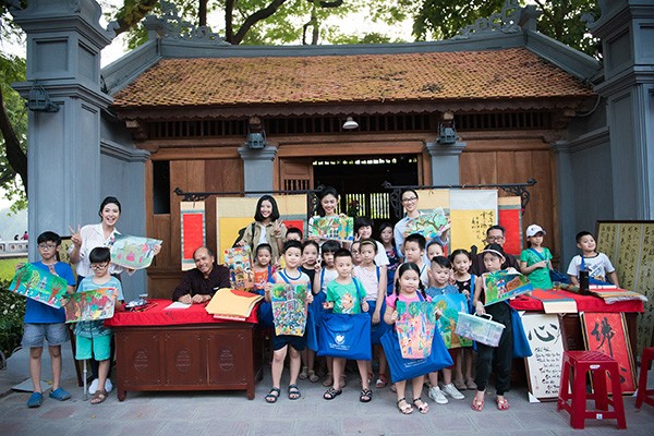 Hoa hậu Ngọc Hân, Á hậu Thanh Tú dạy vẽ cho trẻ em ảnh 9 Hoa hậu Ngọc Hân, Á hậu Thanh Tú dạy vẽ cho trẻ em ảnh 9