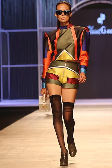 Phí Phương Anh đọ catwalk cùng Hoàng Thuỳ ảnh 9 Phí Phương Anh đọ catwalk cùng Hoàng Thuỳ ảnh 9