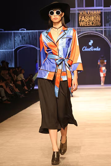 Phí Phương Anh đọ catwalk cùng Hoàng Thuỳ ảnh 15 Phí Phương Anh đọ catwalk cùng Hoàng Thuỳ ảnh 15