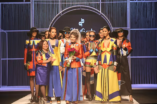 Phí Phương Anh đọ catwalk cùng Hoàng Thuỳ ảnh 3 Phí Phương Anh đọ catwalk cùng Hoàng Thuỳ ảnh 3