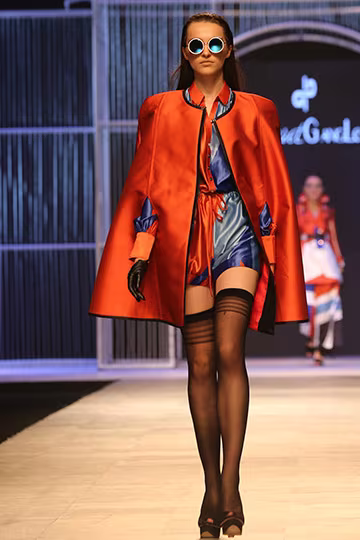Phí Phương Anh đọ catwalk cùng Hoàng Thuỳ ảnh 10 Phí Phương Anh đọ catwalk cùng Hoàng Thuỳ ảnh 10