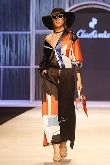 Phí Phương Anh đọ catwalk cùng Hoàng Thuỳ ảnh 11 Phí Phương Anh đọ catwalk cùng Hoàng Thuỳ ảnh 11