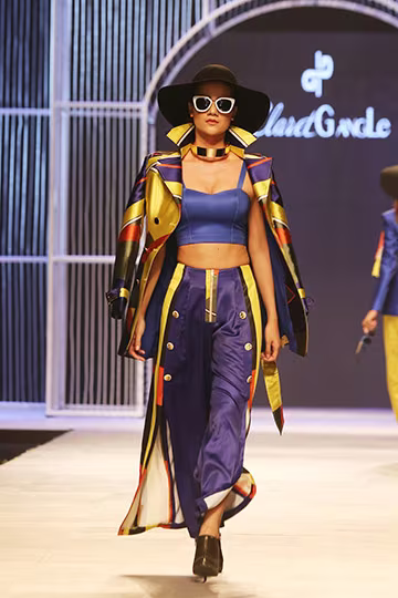 Phí Phương Anh đọ catwalk cùng Hoàng Thuỳ ảnh 13 Phí Phương Anh đọ catwalk cùng Hoàng Thuỳ ảnh 13