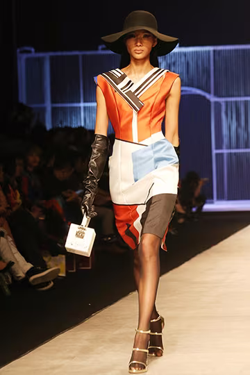 Phí Phương Anh đọ catwalk cùng Hoàng Thuỳ ảnh 12 Phí Phương Anh đọ catwalk cùng Hoàng Thuỳ ảnh 12