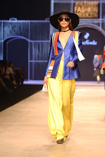 Phí Phương Anh đọ catwalk cùng Hoàng Thuỳ ảnh 14 Phí Phương Anh đọ catwalk cùng Hoàng Thuỳ ảnh 14