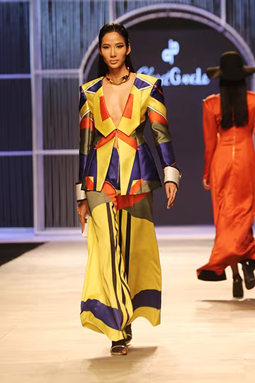 Phí Phương Anh đọ catwalk cùng Hoàng Thuỳ ảnh 2 Phí Phương Anh đọ catwalk cùng Hoàng Thuỳ ảnh 2