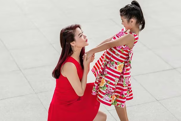 Con gái Trương Ngọc Ánh sành điệu xuống phố cùng mẹ ảnh 11 Con gái Trương Ngọc Ánh sành điệu xuống phố cùng mẹ ảnh 11