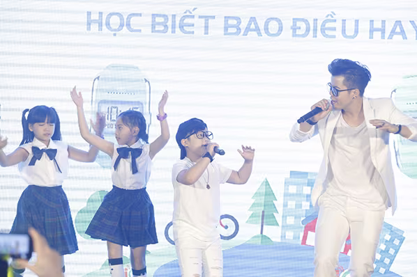 Con gái Thúy Hạnh - Minh Khang chững chạc bên ba mẹ ảnh 7 Con gái Thúy Hạnh - Minh Khang chững chạc bên ba mẹ ảnh 7