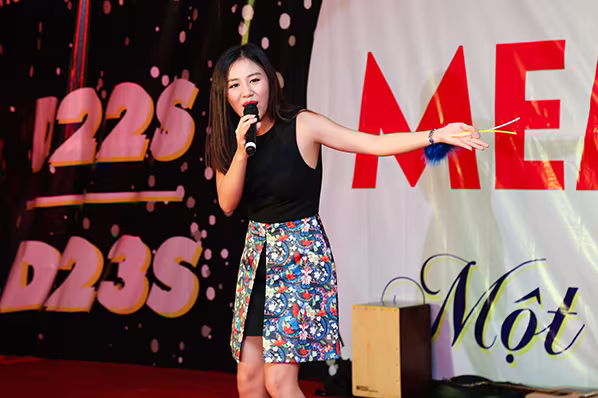 Văn Mai Hương tự tin, năng động trước hàng nghìn cảnh sát trẻ ảnh 3 Văn Mai Hương tự tin, năng động trước hàng nghìn cảnh sát trẻ ảnh 3