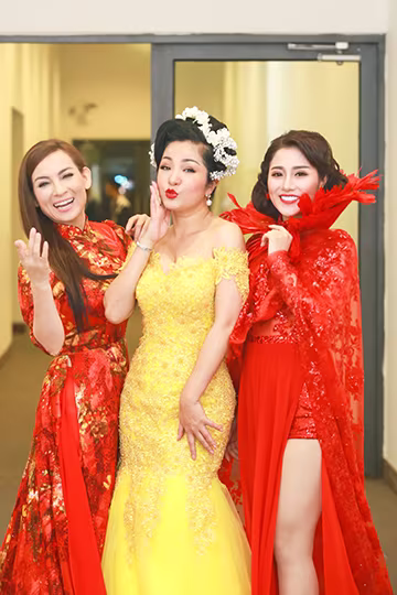 Thúy Nga "đọ dáng" cùng Hoài Linh  ảnh 9