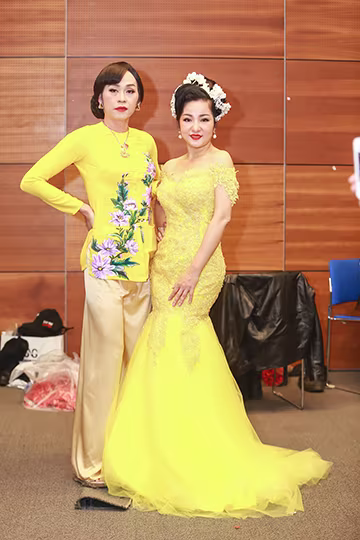 Thúy Nga "đọ dáng" cùng Hoài Linh  ảnh 4