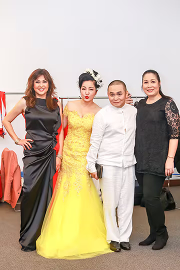 Thúy Nga "đọ dáng" cùng Hoài Linh  ảnh 10