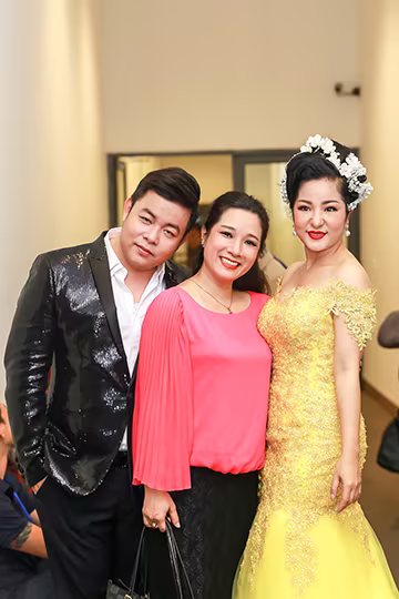 Thúy Nga "đọ dáng" cùng Hoài Linh  ảnh 11