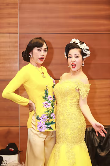 Thúy Nga "đọ dáng" cùng Hoài Linh  ảnh 3