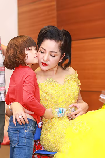 Thúy Nga "đọ dáng" cùng Hoài Linh  ảnh 7