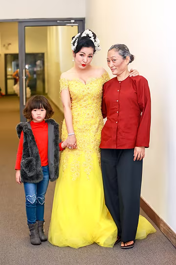 Thúy Nga "đọ dáng" cùng Hoài Linh  ảnh 13