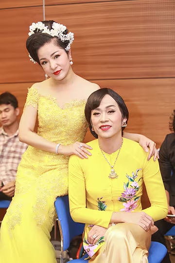 Thúy Nga "đọ dáng" cùng Hoài Linh  ảnh 5