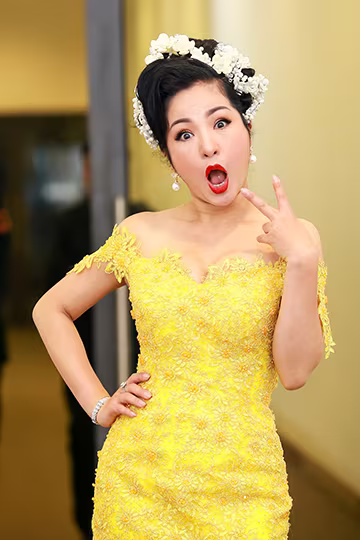 Thúy Nga "đọ dáng" cùng Hoài Linh  ảnh 12