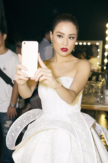 Hoàng Thùy Linh làm giám khảo chung kết "Thử thách cùng bước nhảy" ảnh 7 Hoàng Thùy Linh làm giám khảo chung kết "Thử thách cùng bước nhảy" ảnh 7