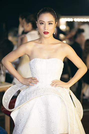 Hoàng Thùy Linh làm giám khảo chung kết "Thử thách cùng bước nhảy" ảnh 5 Hoàng Thùy Linh làm giám khảo chung kết "Thử thách cùng bước nhảy" ảnh 5