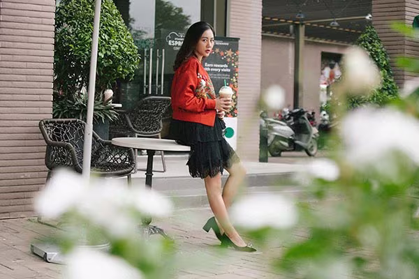 Văn Mai Hương sành điệu xuống phố ngày cận Tết ảnh 6