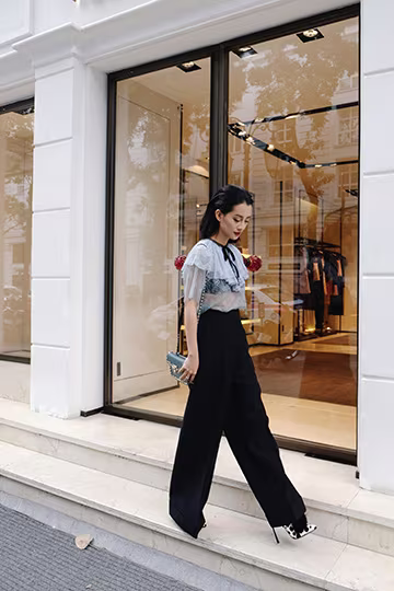 BTV Quỳnh Chi chứng tỏ độ sành điệu với quần áo đắt đỏ ảnh 8 BTV Quỳnh Chi chứng tỏ độ sành điệu với quần áo đắt đỏ ảnh 8