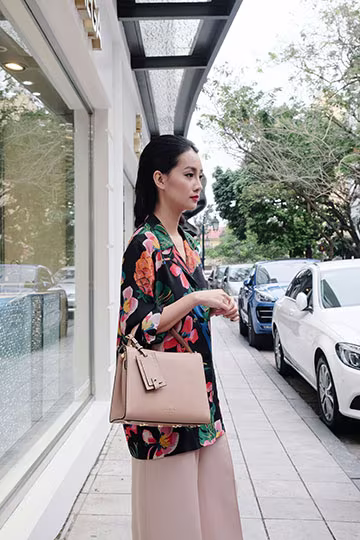 BTV Quỳnh Chi chứng tỏ độ sành điệu với quần áo đắt đỏ ảnh 3 BTV Quỳnh Chi chứng tỏ độ sành điệu với quần áo đắt đỏ ảnh 3