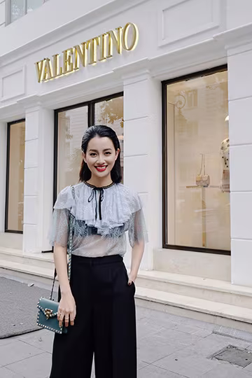 BTV Quỳnh Chi chứng tỏ độ sành điệu với quần áo đắt đỏ ảnh 4 BTV Quỳnh Chi chứng tỏ độ sành điệu với quần áo đắt đỏ ảnh 4