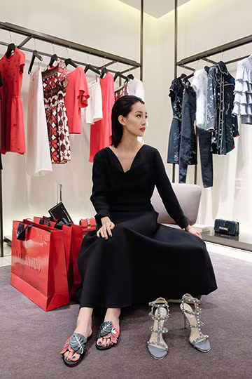 BTV Quỳnh Chi chứng tỏ độ sành điệu với quần áo đắt đỏ ảnh 7 BTV Quỳnh Chi chứng tỏ độ sành điệu với quần áo đắt đỏ ảnh 7