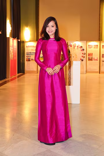 Hồng Ánh, Ngọc Thanh Tâm duyên dáng trong tà áo dài đón khách xem "Đảo của dân ngụ cư" ảnh 11 Hồng Ánh, Ngọc Thanh Tâm duyên dáng trong tà áo dài đón khách xem "Đảo của dân ngụ cư" ảnh 11