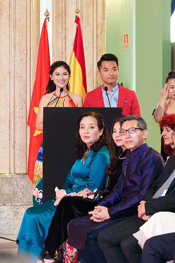 Hồng Ánh, Ngọc Thanh Tâm duyên dáng trong tà áo dài đón khách xem "Đảo của dân ngụ cư" ảnh 14 Hồng Ánh, Ngọc Thanh Tâm duyên dáng trong tà áo dài đón khách xem "Đảo của dân ngụ cư" ảnh 14