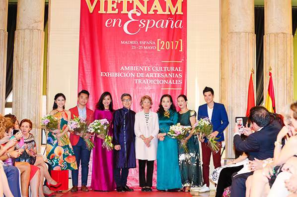 Hồng Ánh, Ngọc Thanh Tâm duyên dáng trong tà áo dài đón khách xem "Đảo của dân ngụ cư" ảnh 13 Hồng Ánh, Ngọc Thanh Tâm duyên dáng trong tà áo dài đón khách xem "Đảo của dân ngụ cư" ảnh 13