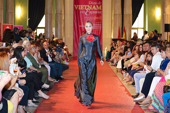 Hồng Ánh, Ngọc Thanh Tâm duyên dáng trong tà áo dài đón khách xem "Đảo của dân ngụ cư" ảnh 8 Hồng Ánh, Ngọc Thanh Tâm duyên dáng trong tà áo dài đón khách xem "Đảo của dân ngụ cư" ảnh 8