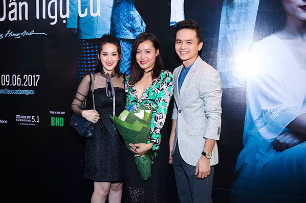 Trường Giang - Nhã Phương mặc đồ đôi đi xem phim "Đảo của dân ngụ cư" ảnh 8 Trường Giang - Nhã Phương mặc đồ đôi đi xem phim "Đảo của dân ngụ cư" ảnh 8