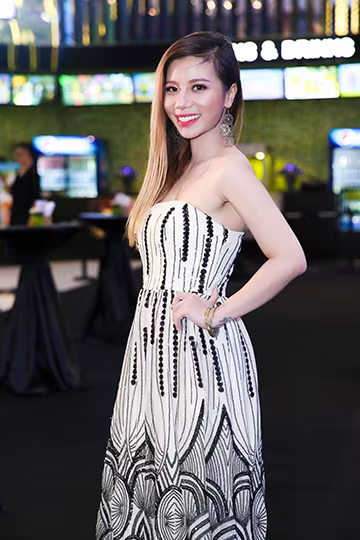 Trường Giang - Nhã Phương mặc đồ đôi đi xem phim "Đảo của dân ngụ cư" ảnh 11 Trường Giang - Nhã Phương mặc đồ đôi đi xem phim "Đảo của dân ngụ cư" ảnh 11