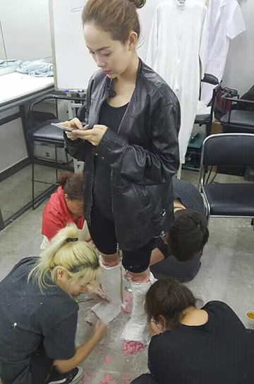 Minh Hằng di chuyển vất vả, nín thở với ngoại hình quá khổ trong "Sắc đẹp ngàn cân" ảnh 5 Minh Hằng di chuyển vất vả, nín thở với ngoại hình quá khổ trong "Sắc đẹp ngàn cân" ảnh 5