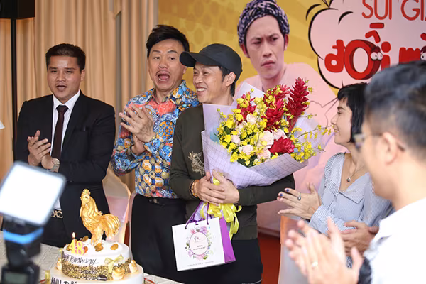 Nghệ sĩ Hoài Linh và danh hài Trấn Thành hoá sui gia "đối mặt" ảnh 6