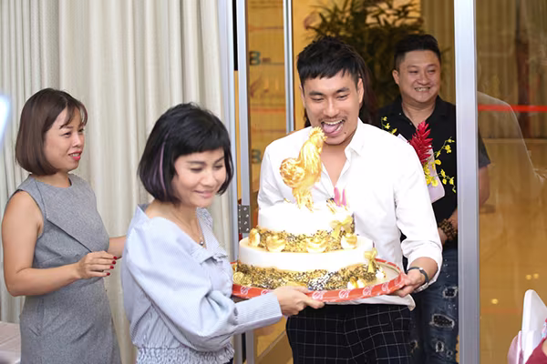 Nghệ sĩ Hoài Linh và danh hài Trấn Thành hoá sui gia "đối mặt" ảnh 5