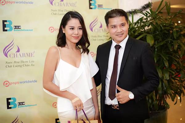 Nghệ sĩ Hoài Linh và danh hài Trấn Thành hoá sui gia "đối mặt" ảnh 8