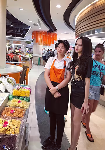 Hoa hậu Hương Giang được người hâm mộ quốc tế săn đón tại Thái Lan ảnh 3 Hoa hậu Hương Giang được người hâm mộ quốc tế săn đón tại Thái Lan ảnh 3