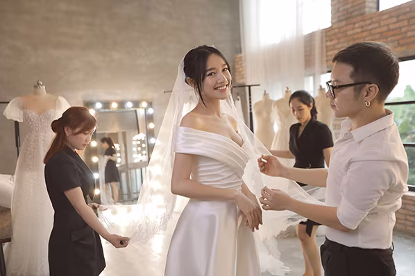 Cận cảnh 2 chiếc đầm cưới của Nhã Phương: Thanh lịch, tối giản nhưng gợi cảm ‘đốn tim’ ảnh 5